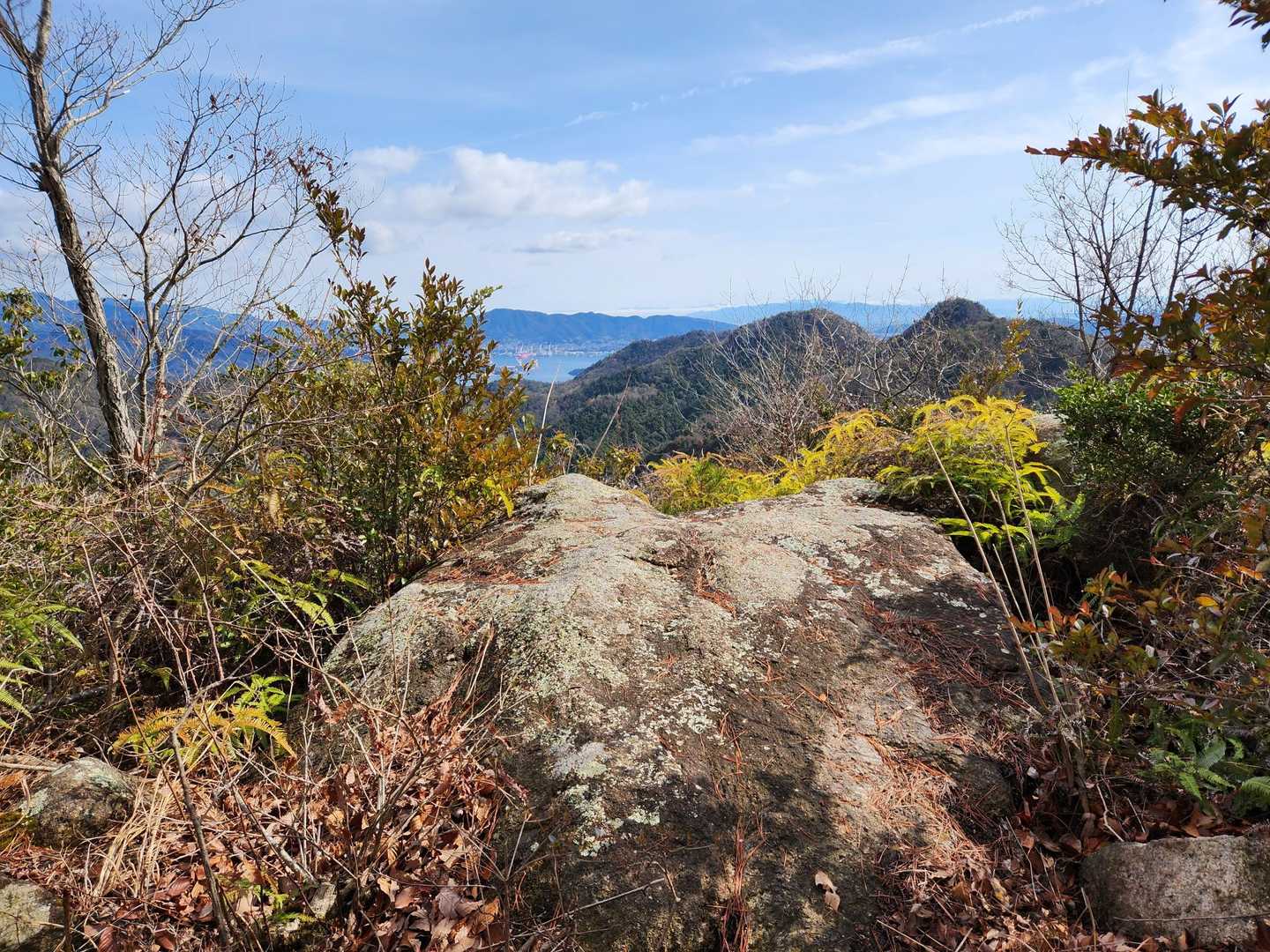 古鷹山へ向かう途中にあったこの岩の上でお昼をいただきました。
