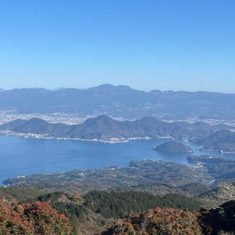 中央奥の山は、箱根駒ヶ岳と神山⛰️
その少し左、はるか奥に丹沢山⛰️
駿河湾に浮かぶ島は、淡島