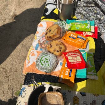 お昼を食べ損ねたのでお寺のベンチを借りて
昼食とおやつ☕️