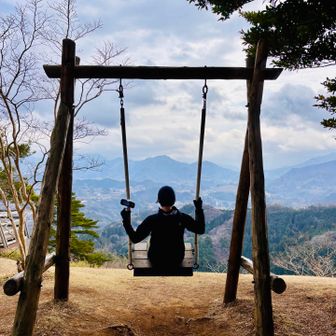 お決まりのブランコ笑