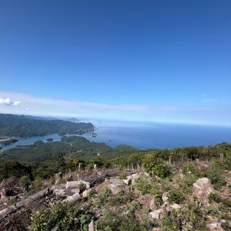 空と海のグラデーション✨
気温は高いけど風が抜けて気持ちいい♪

クママップで4日くらい前に麓で熊の目撃情報があったので、鈴をリンリン鳴らして行きましょう🛎️
