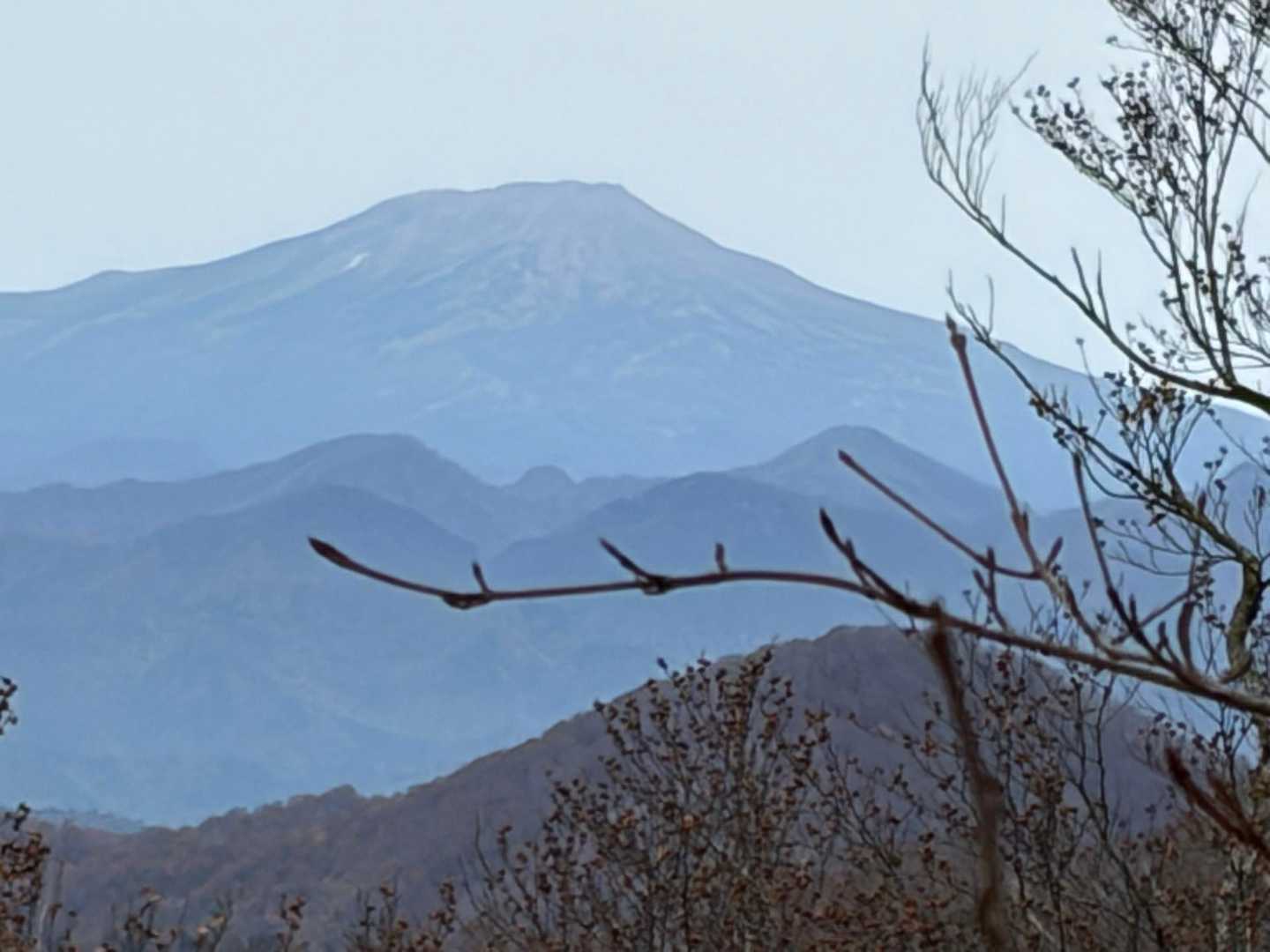 おぉ❣️富士山のようだね💕
ずっと、火打山と思っていたら、
なんとぉ‼️鳥海山でしたぁ＼(^o^)／
かっこいい😎