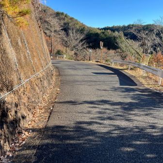北山の後全く写真撮ってない😆よほど余裕なかったらしい
この写真は、もう残りわずかとなった分岐点で、山に戻らずロード選択した時の。
4年前だったか師匠に連れられて来た時のトレースなんだけど、ロードってほんと天国ですねっ🤩あんなにへろってたのにこの瞬間よみがえるくみこでした🤣