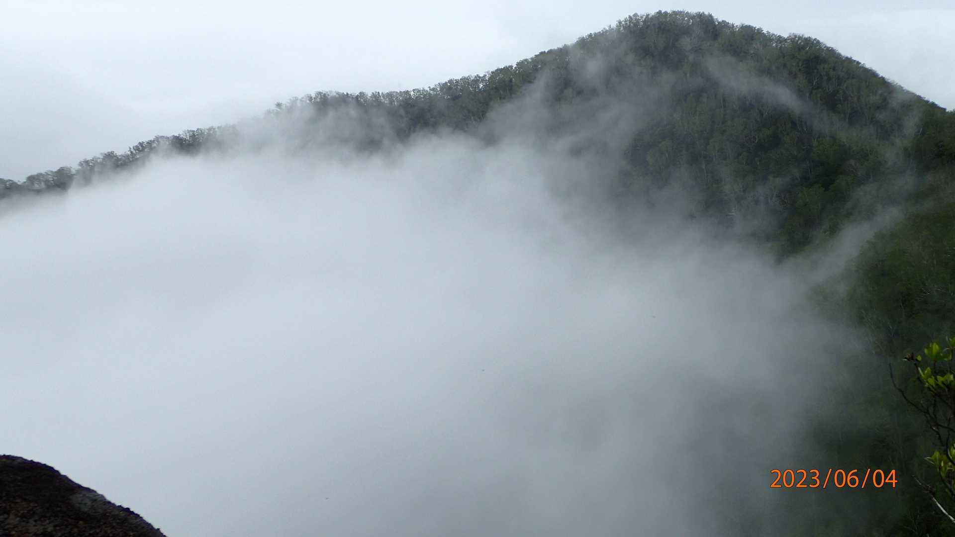 たまに雲が流れ、隣の山々の山頂が顔を出します。