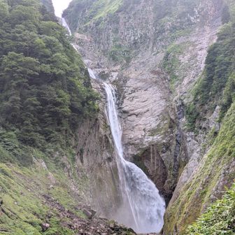 八郎坂の取付きを確認　個人的には八郎坂から立山まで登る宿題が残っているけど実現はできんかも？？？？　なおここで記録は止める　歩数は15,352歩　日帰り温泉でさっぱりして、昼食もとって帰ります　O島さんの運転で楽ちん　城端で休憩しただけであっという間に午後3時過ぎには戻れました　全員ケガなく無事の下山　お疲れ様でした　立山駅までのバスは我々３人だけ　一人500円でした