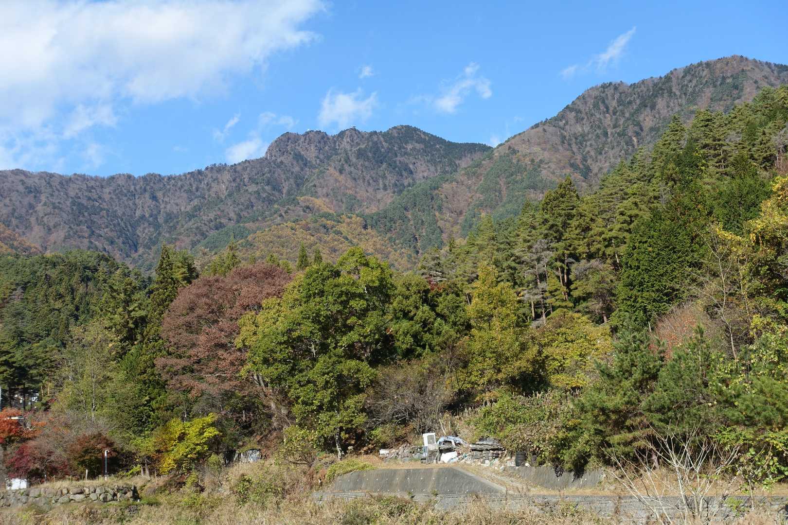 すぐに三つ峠が見えました。
特徴的な山容と、頂上に設置されている電波塔で、容易にわかります。