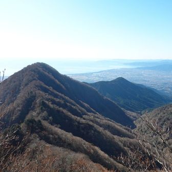 呼子岳からの眺望。鋸岳とその先に位牌岳かな