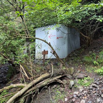 やっとこさ避難小屋