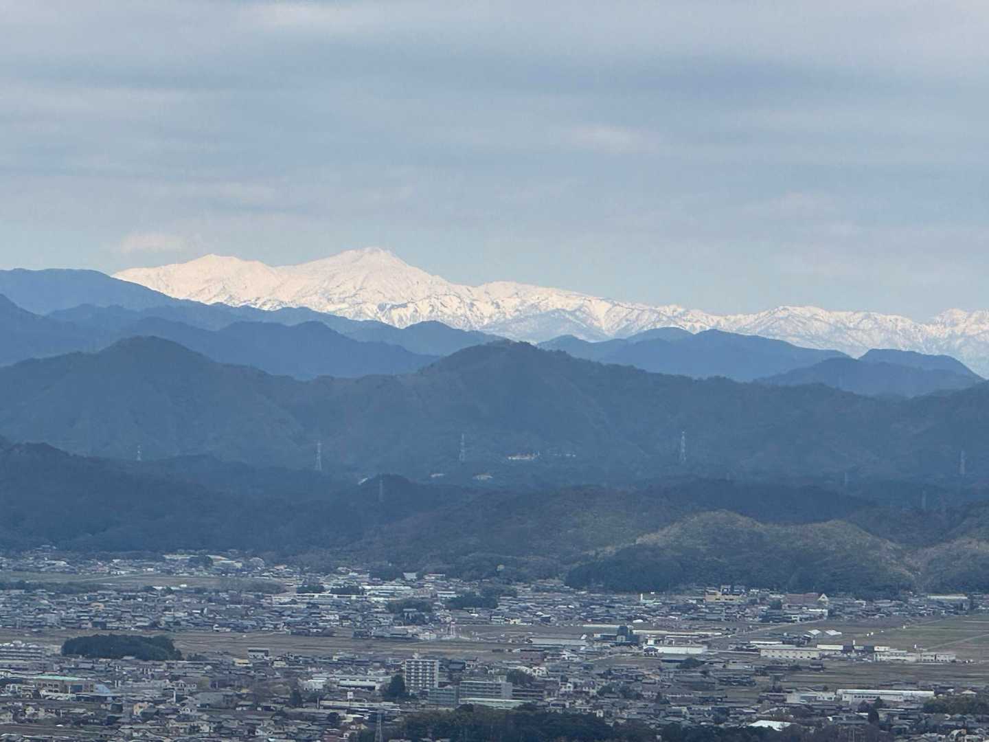 山頂からの白山、まだ真っ白🏔️