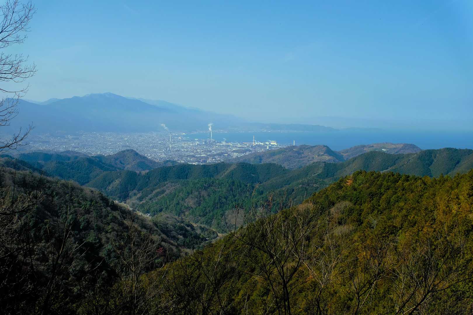 登山口からかなりの急登。　グイグイ高度を上げると伊予三島方面の展望が開ける。