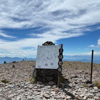 だだっ広い山頂気持ち良い〜
大の字で寝たい