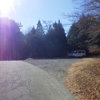 1時間だらだらと車道を歩き漸く駐車場に。でも、登山口までさらに20分ほど歩く・・・