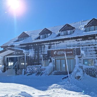 ☀️　😆

山頂ヒュッテ向かいのリフト降り場兼カフェ兼展望台

ですが、それよりまずは…