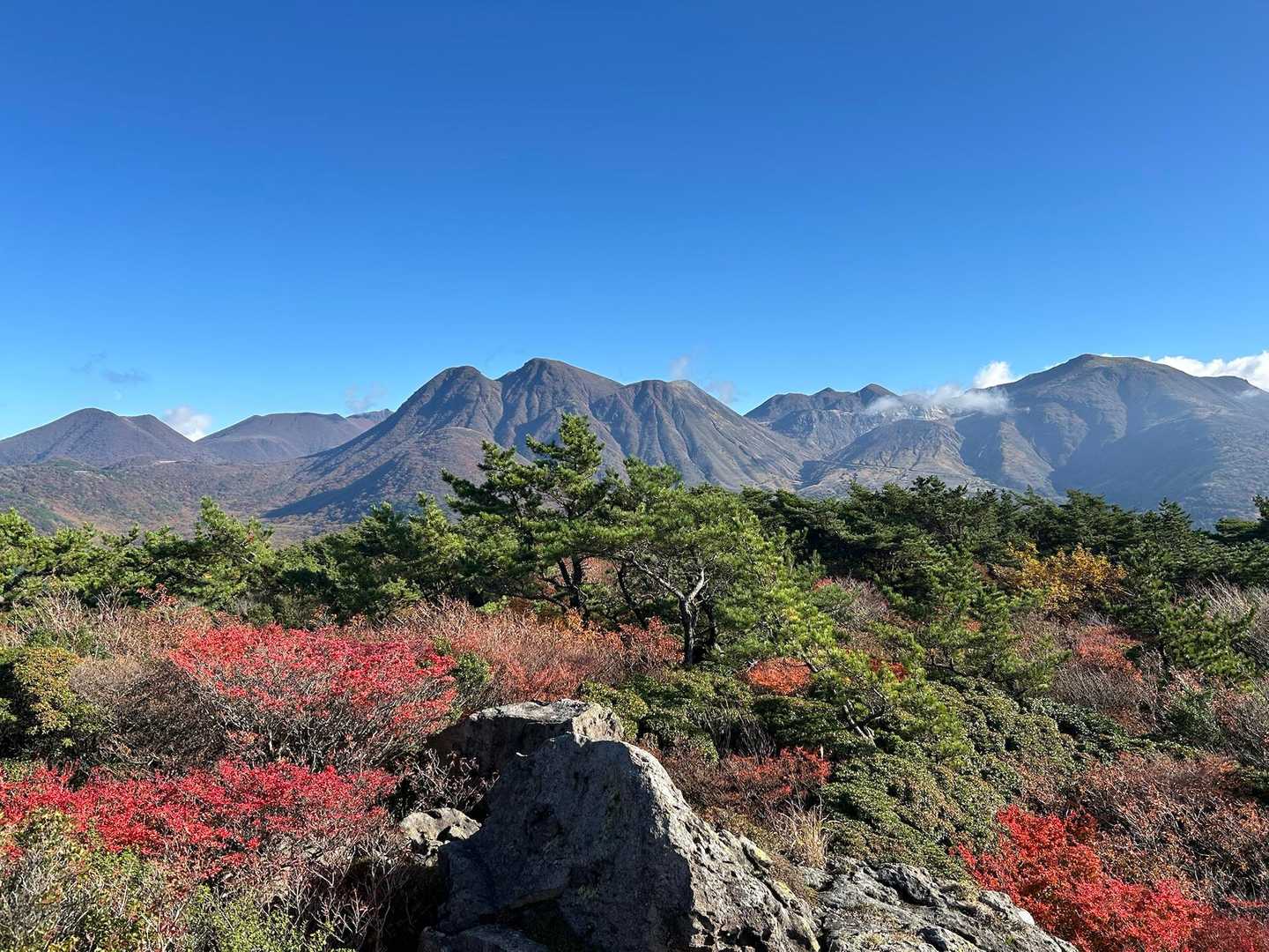 左から平治岳、北大船山、大船山、三俣山、天狗ヶ城、硫黄山、星生山そして奥に中岳を望む最高のポイント‼️
