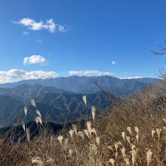 経ヶ岳山頂からの展望
塔ノ岳、丹沢山、後側に蛭ヶ岳、西峰、東峰