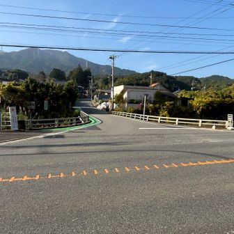 ここから登山道へ向かいます。
