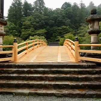 少し歩いて室生寺
新しい橋らしく、檜のいい香り