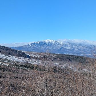 四阿山
浅間山の裾野には鬼押出しのごろごろが見えますね😃