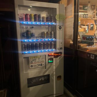 こもれび山荘の自販機を利用させてもらいました。
熊の平小屋からここまで水場何ヶ所かあるけど枯れていて汲めませんでした、コーラを飲んでバッテリーの充電ついでにベンチで目をつぶったら少しだけ体力回復！