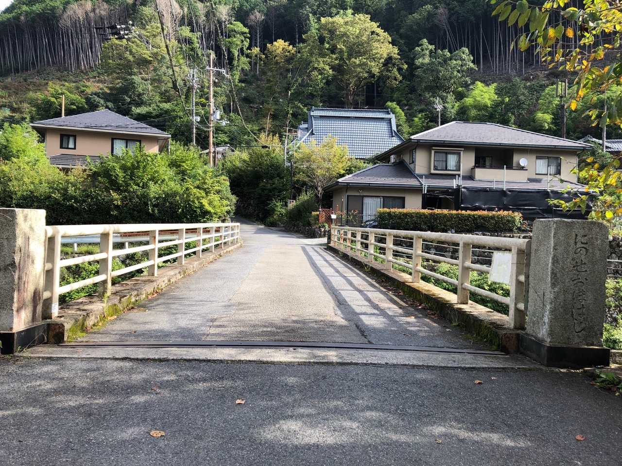 この橋は渡らず左へ