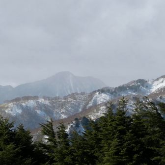 山頂をスルーして、
展望台へ行ったのだが、
皇海山は薄っすらしか見えません