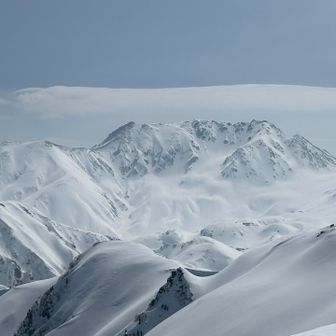 遠くの小屋、、あそこは室堂あたり？
よくみると小屋だらけ