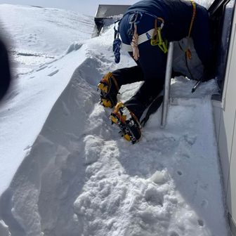 帰る際、閉まらない窓を修理してる師匠