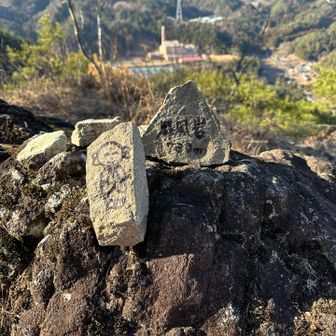 このお地蔵様は誰が書いて置いているの？
色んな山で見かけるけど謎だよね(･_･;