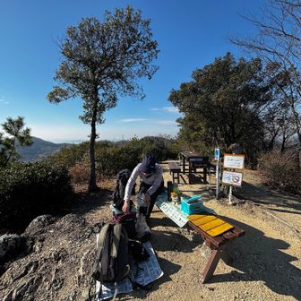 坂の上山 標高110mでお昼ご飯にしました🎶
