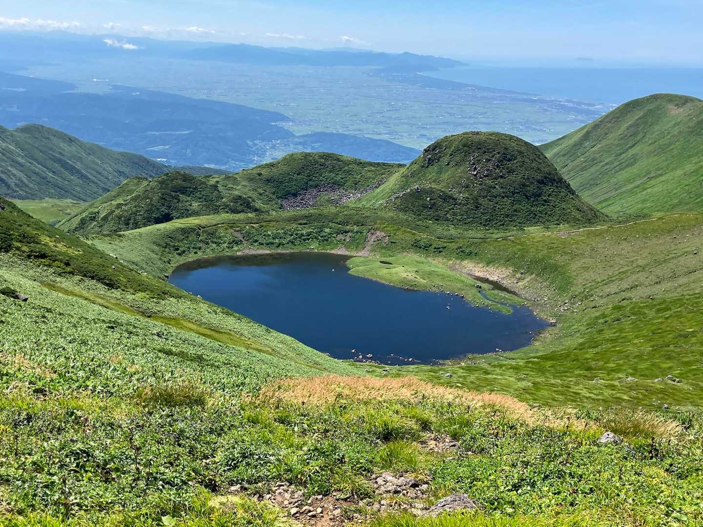 象潟口（鉾立） | 鳥海湖、高山植物の稜線、日本海を望む大パノラマ。迫力の単独峰の写真