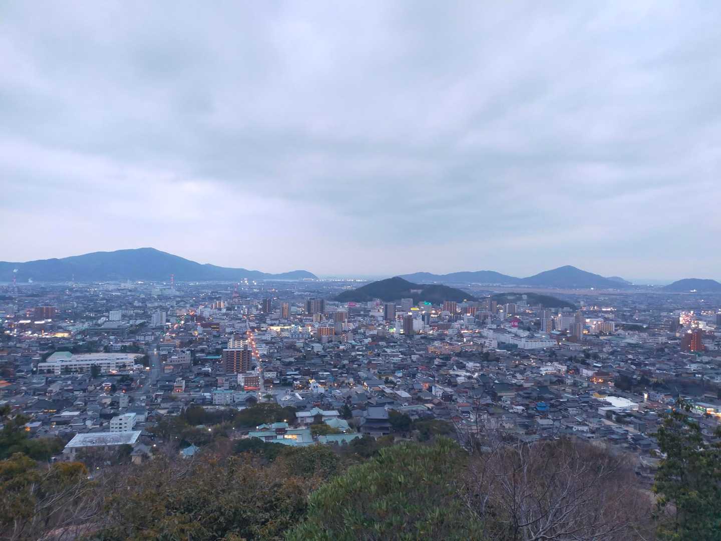 岩巡り登山道入口-正面登山道入口-天神山-忠魂碑登山道入口 周回コースの写真