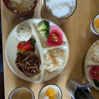 夜は5時から　ご馳走です🍚
向いの女性が全く箸をつけないので聞いたら高山病とのこと
頭痛薬あげたら少し良くなったみたいで良かったです😃