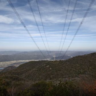 送電線邪魔とは云わず被写体に。

WAKE ALPS TRAIL 50
https://wakealpstrail50.jp/
の
コースがみえる。
レース始まる前に踏みに
行ってみたいかな。

裸足サンダルの
ルール違反野郎なので
参加はしません。