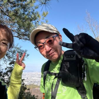 相互フォローのさくらさん✨
挨拶した時に、さくらさんに似てるかも？
でもまさかな〜こんなところで会わへんよね…と行こうとした時、背後から「間違ってたらすみません…」とお声がかかり確信‼️
同時に「midoちゃん？」「さくらさん？」
しばらくの間、うわぁ〜‼️うきゃ〜‼️と盛り上がり、次のピークまで一緒に移動😆
60ものピークがあるのに偶然出会えるなんて、ホンマに1/60の奇跡やね☝️