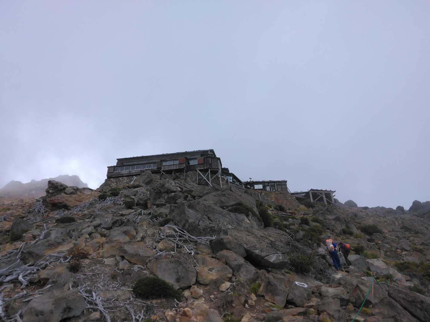 その勾配の先に、石室山荘が見えてきます