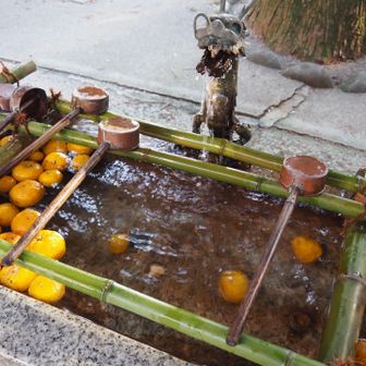 手水舎。ゆずが有名だからかなー？山頂まだもう少し先。