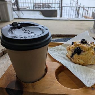 ブルーベリーのスコーンとホットオレンジ。
どちらも温かくて、かなり美味しい😋
身体も暖まりましたよ。