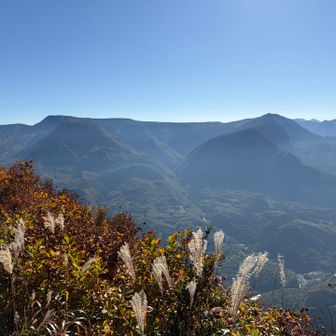 向かいの苗場山