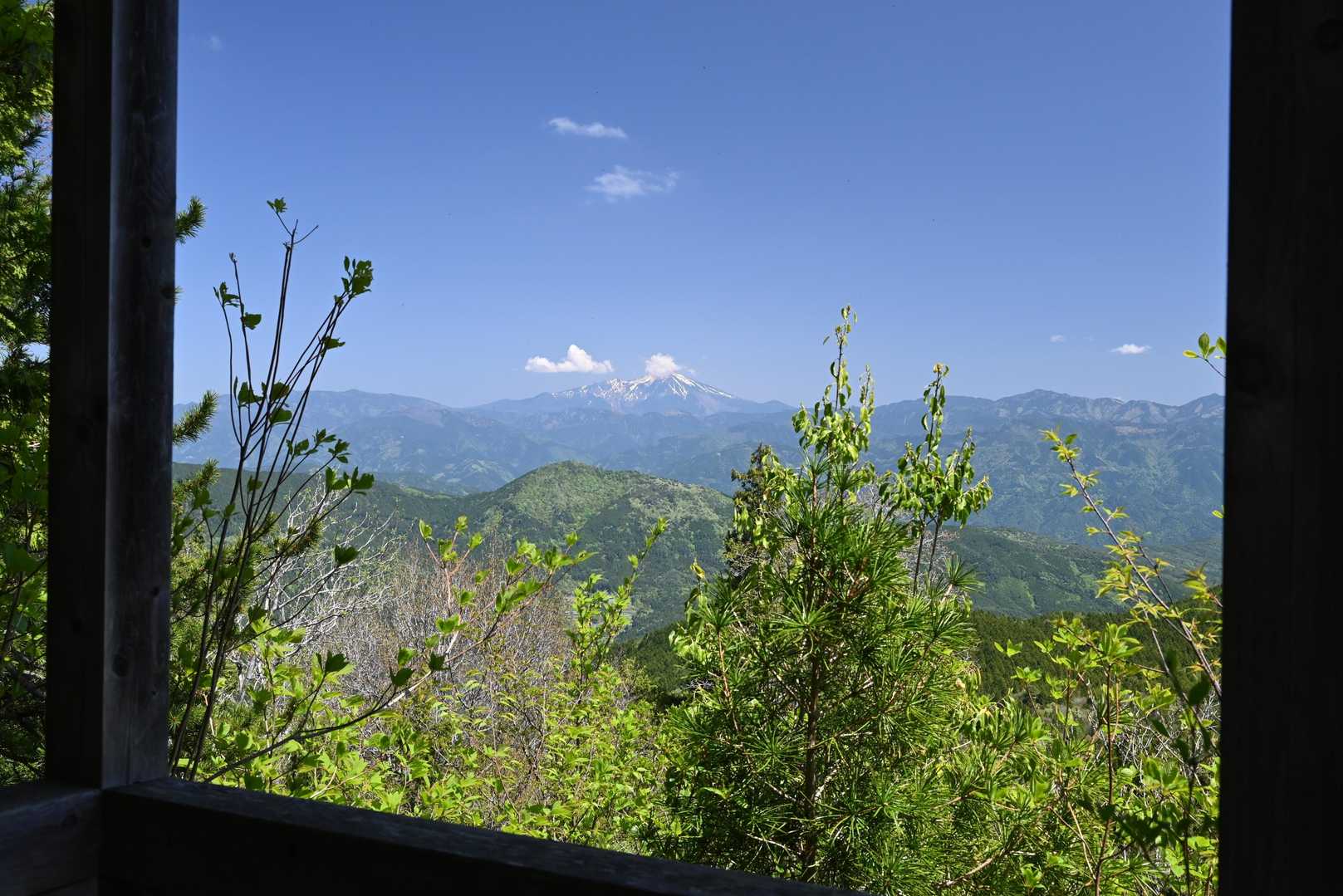 東屋からの御嶽山。