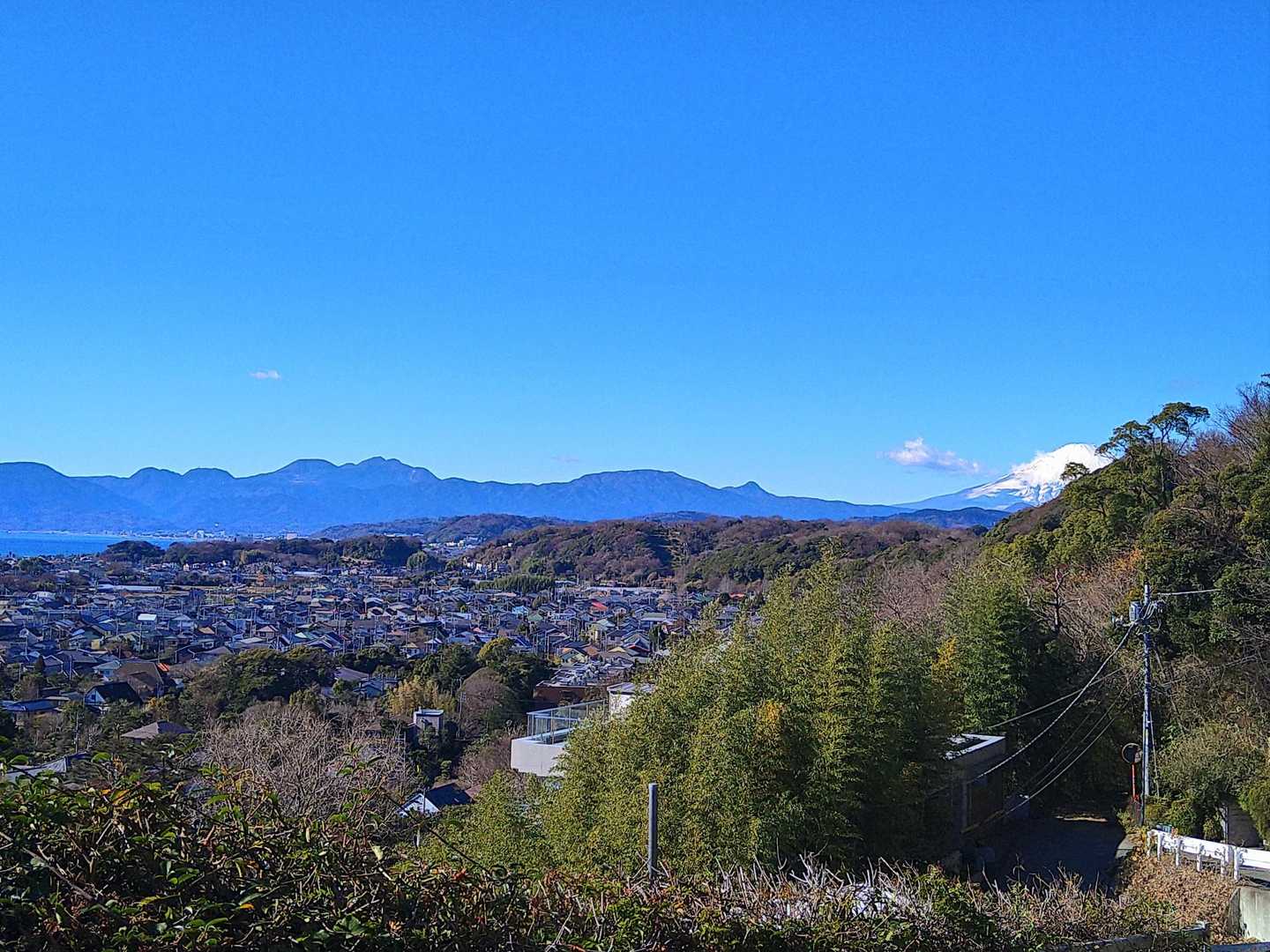 大磯駅から歩いて15分程、住宅地の坂道で振り返ると箱根の山なみと、富士山の端っこが見えて嬉しい！