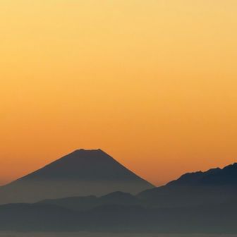 日の出前の富士山、見るものに安らぎを与える日本のシンボル