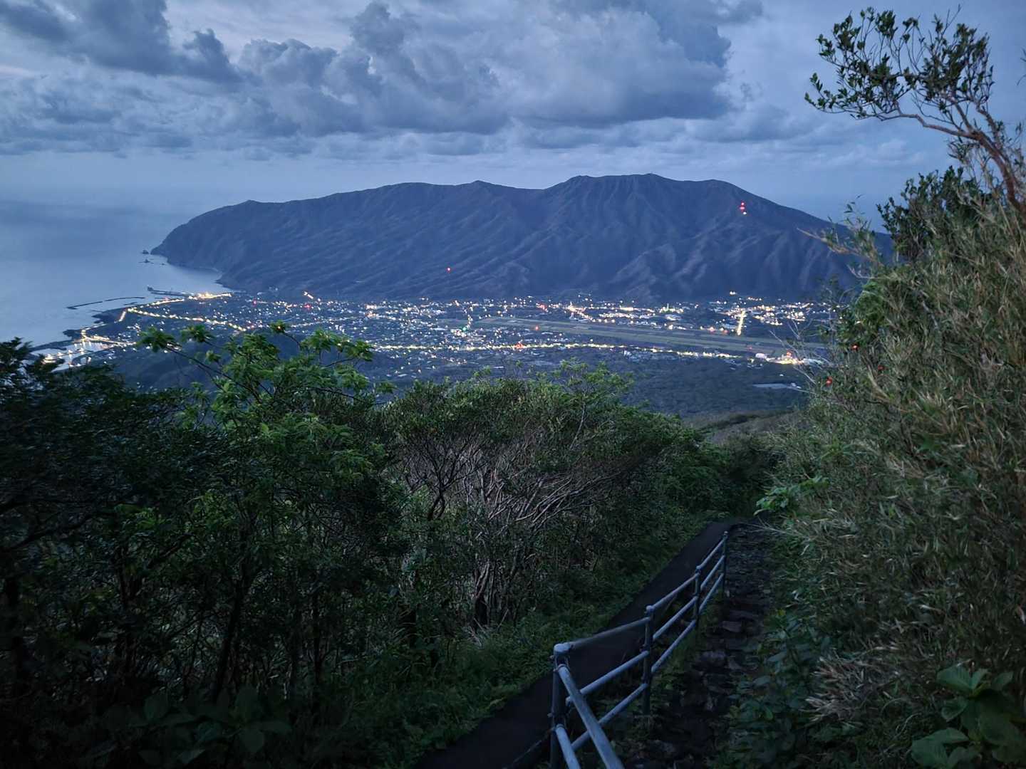 街の明かりが綺麗でした。
あっちは昨日登った三原山です。