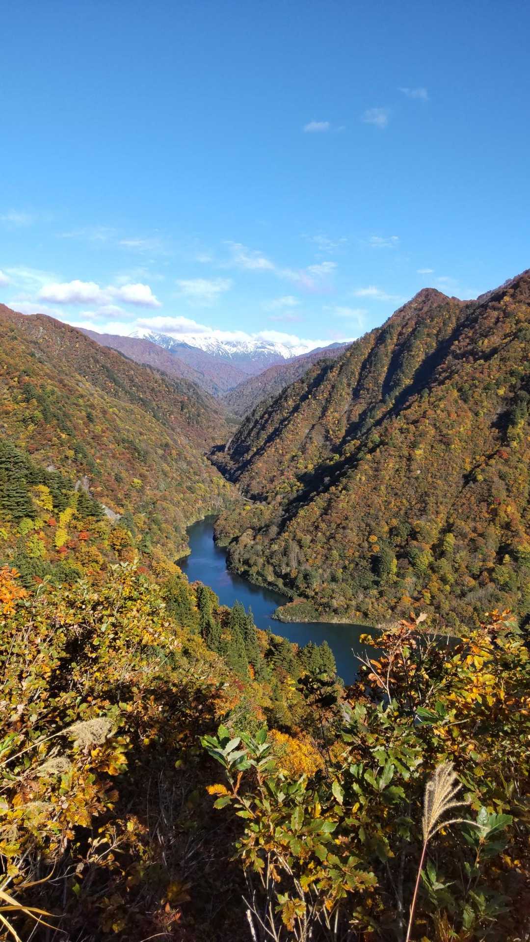 ダムの奥は飯豊連峰