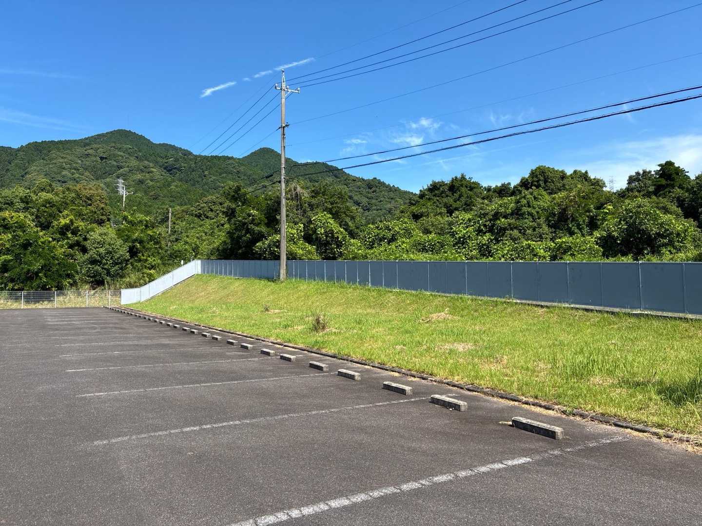 左側は墓地
駐車場をちょっとお借りしてバス🚌を停め、準備をします。
今から登る山が見えています。
