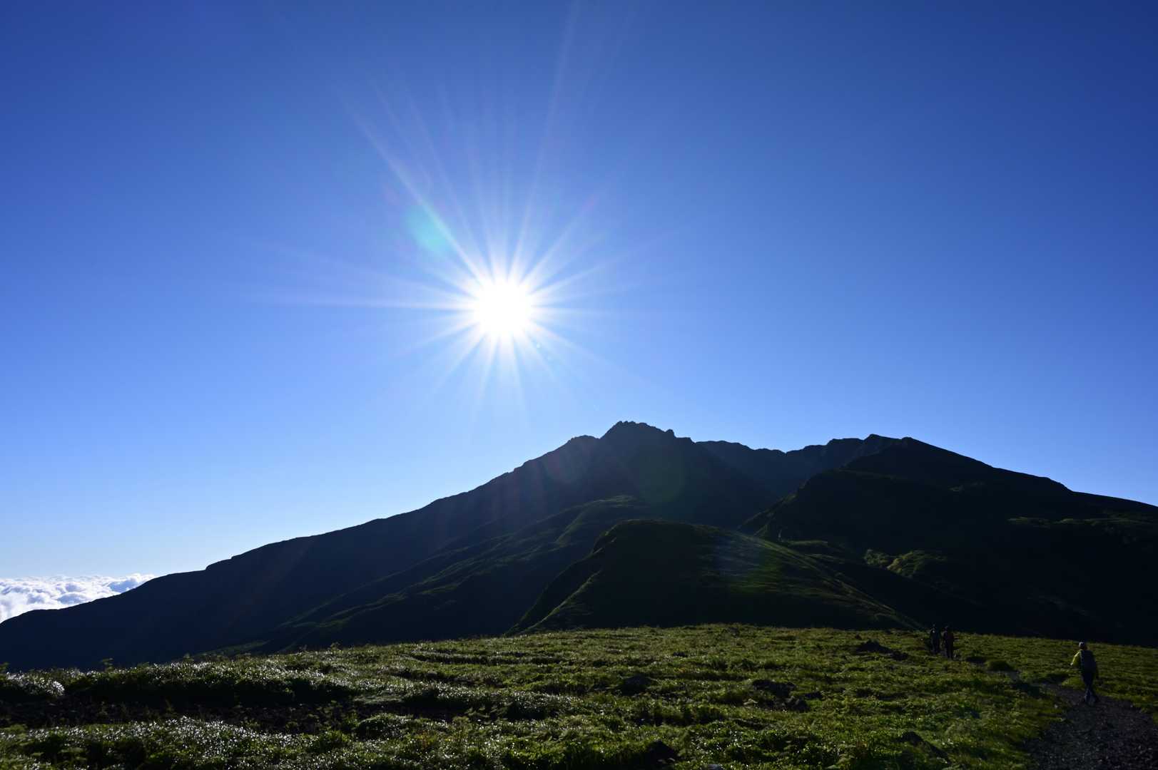 朝日を浴びる、鳥海山（新山）
シルエットがカッコいい😊
登りは、ずーと朝日に向かって登る感じ。