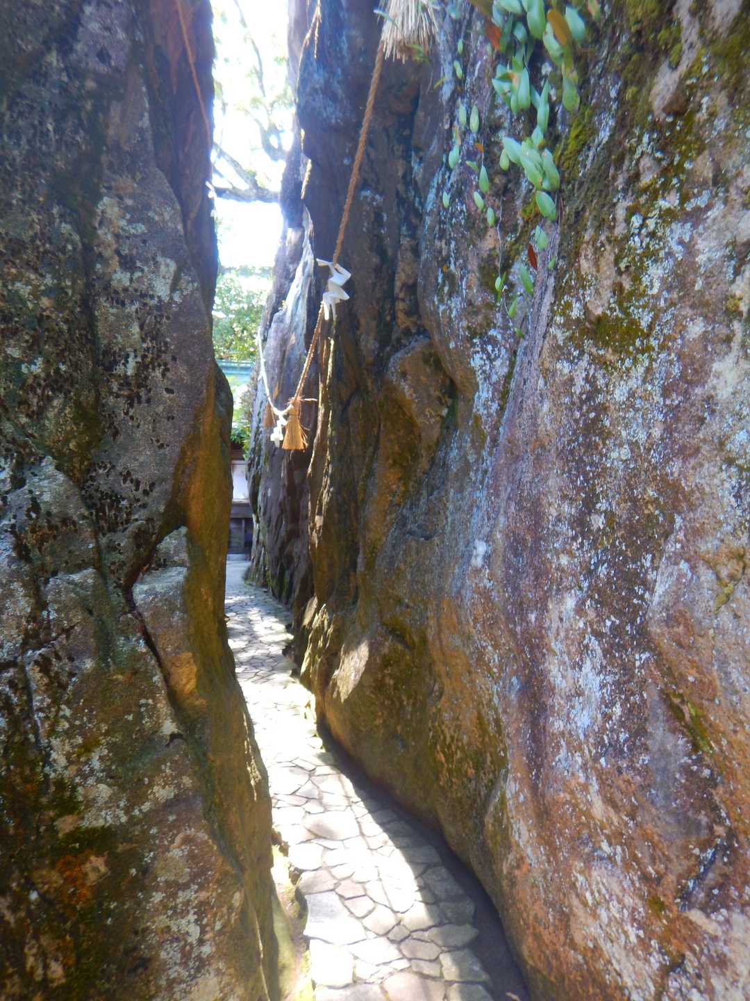 夫婦岩という狭い岩の割れ目を通ります