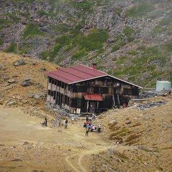 ニノ池山荘🏚️
外観は噴火の影響なのか、焦げているように見える