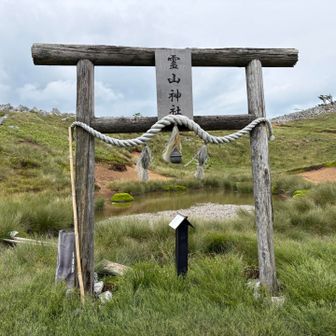 霊仙神社。後ろが、お虎ヶ池。