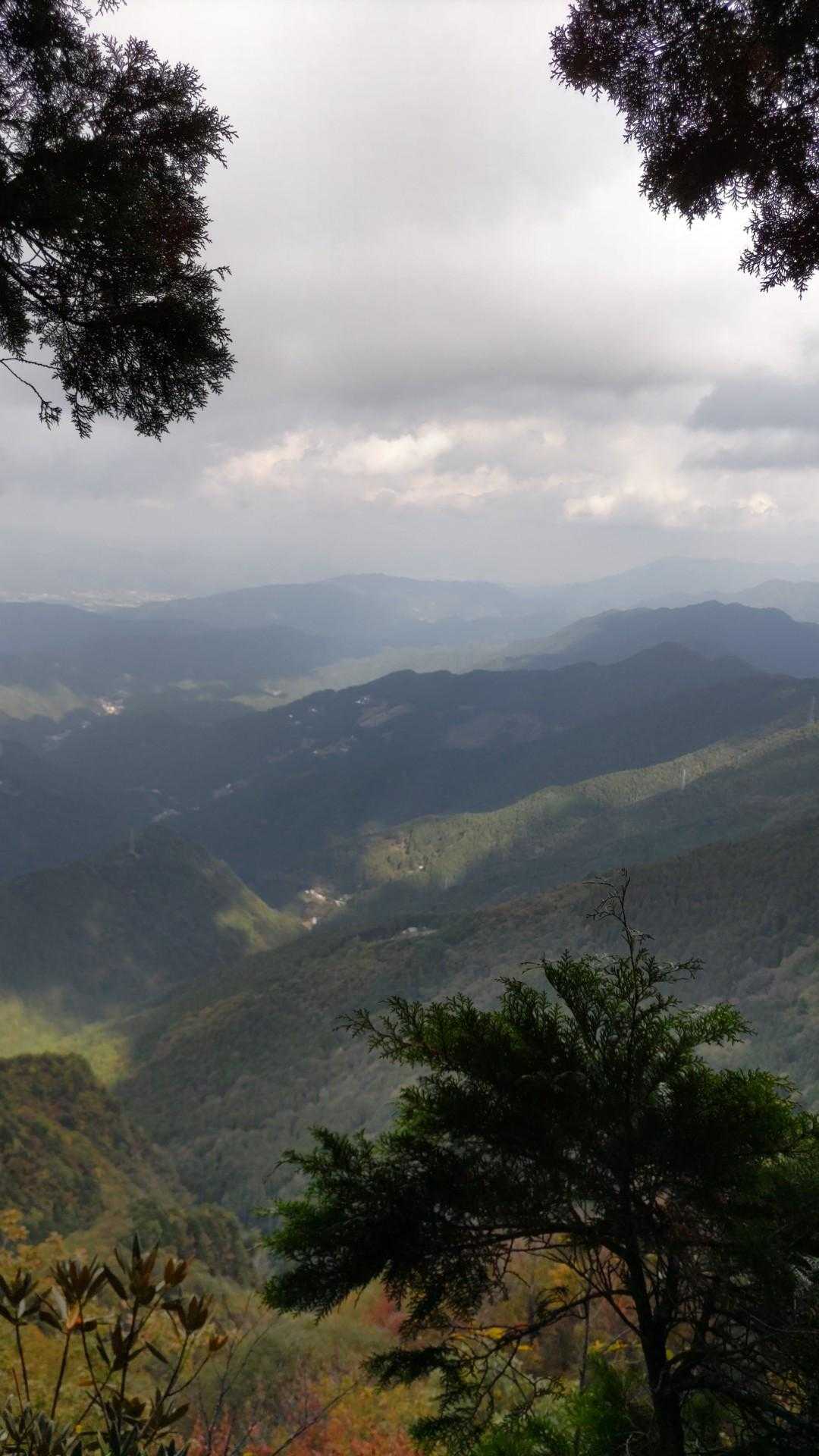 『白滝山』手前の眺望ポイント
霞んでいたけど、徳島市の町が
見渡せました🆗