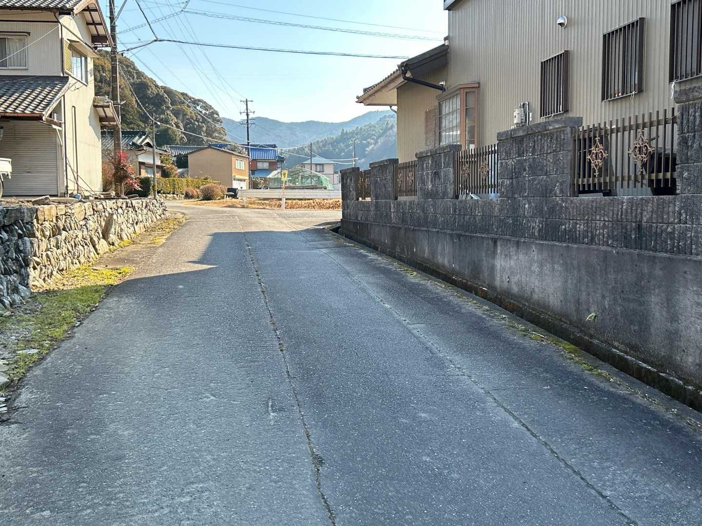 暫く市道を歩き、ガードレールのあるところで右折。あとは只管真っ直ぐ。